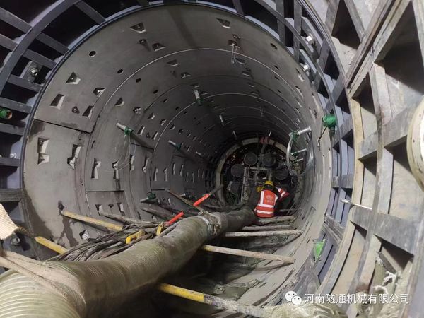 热烈：：刂Ｖ莸靥12号线21.4米长富水细砂层机械法联系通道顺利贯通！！(图6)